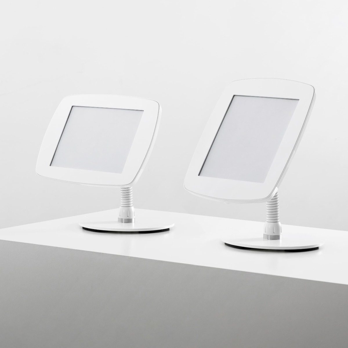 Bouncepad Counter Flex tablet kiosk met vaste voet en zwanenhals