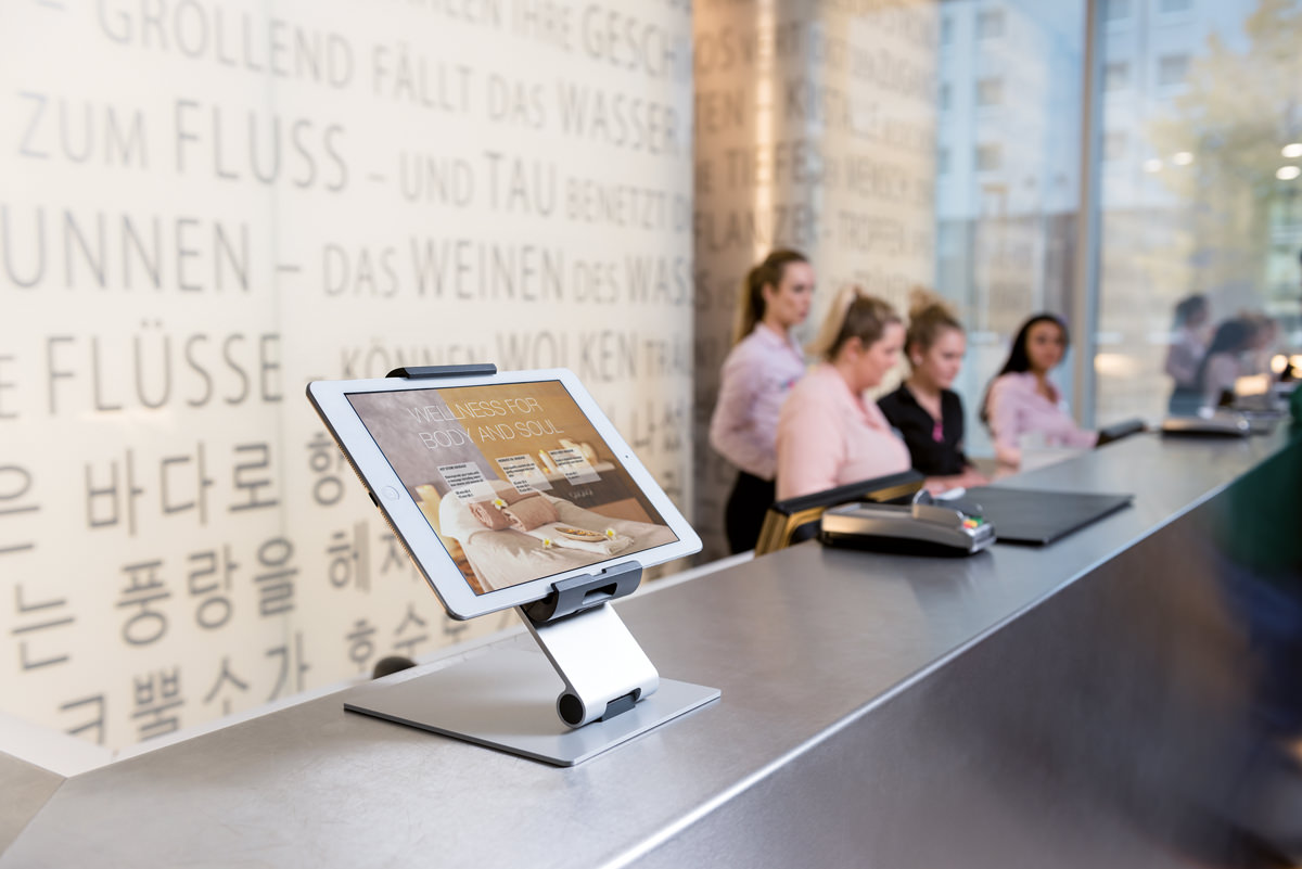 Universele tablet standaard receptie hotel